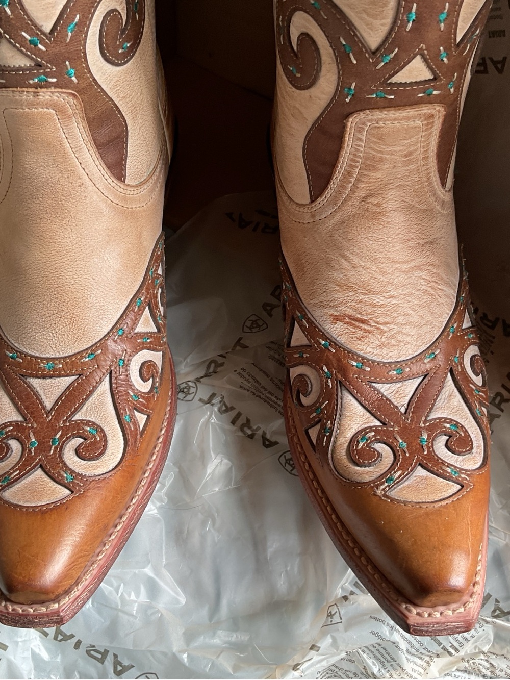 NWT in Original box Ariat RIO 2 Tone Tan Brown Layer Turquoise Western Embroidry - Picture 6 of 14